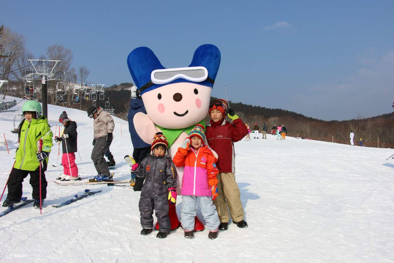 Temui maskot yang menyeronokkan di lereng bukit—peluang bergambar yang hebat dan senyuman tambahan untuk kanak-kanak semasa pengembaraan musim sejuk mereka di pusat peranginan ski.